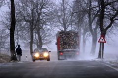 Dopravu v Česku komplikuje čerstvý sníh a ledovka