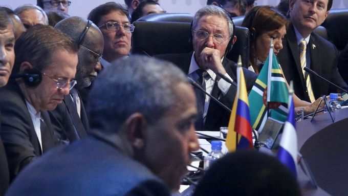 Raúl Castro naslouchá v Panamě Baracku Obamovi.