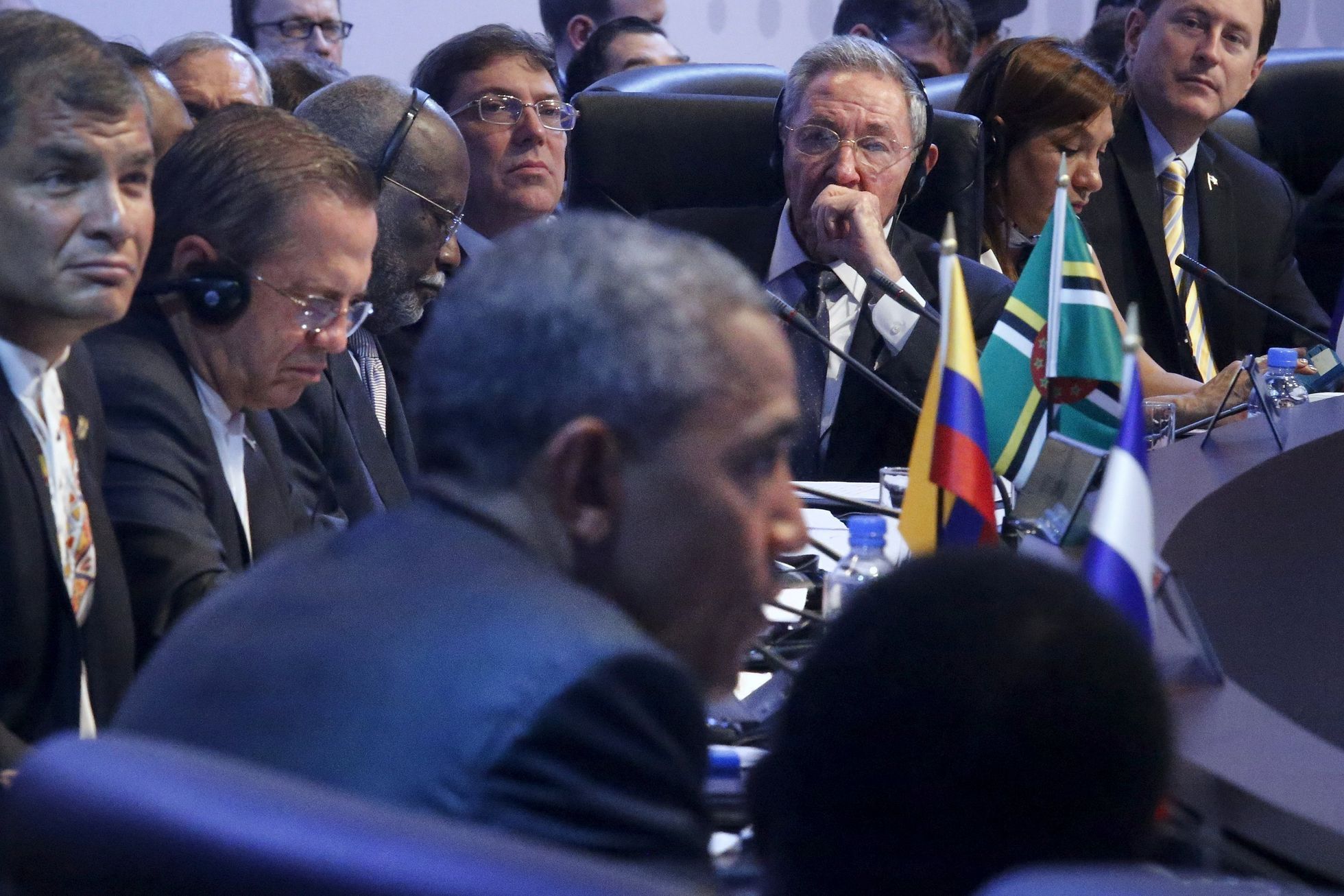 Raúl Castro naslouchá Baracku Obamovi.