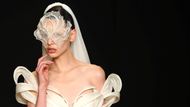 Modelka v Paříži předvádí, že haute couture může být i odvážná a neotřelá, některé modely byly vyrobeny laserovým řezáním a magnetickým tkaním, což posouvá technologické hranice krejčovského řemesla.