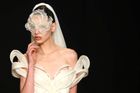 Modelka v Paříži předvádí, že haute couture může být i odvážná a neotřelá, některé modely byly vyrobeny laserovým řezáním a magnetickým tkaním, což posouvá technologické hranice krejčovského řemesla.