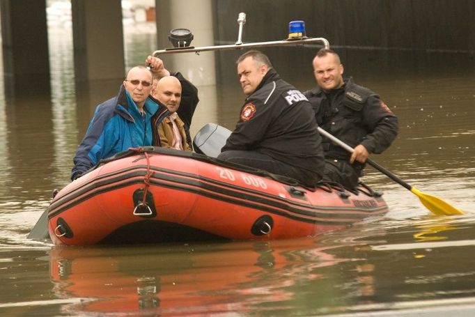 Policejní hlídka v zatopeném Ústí