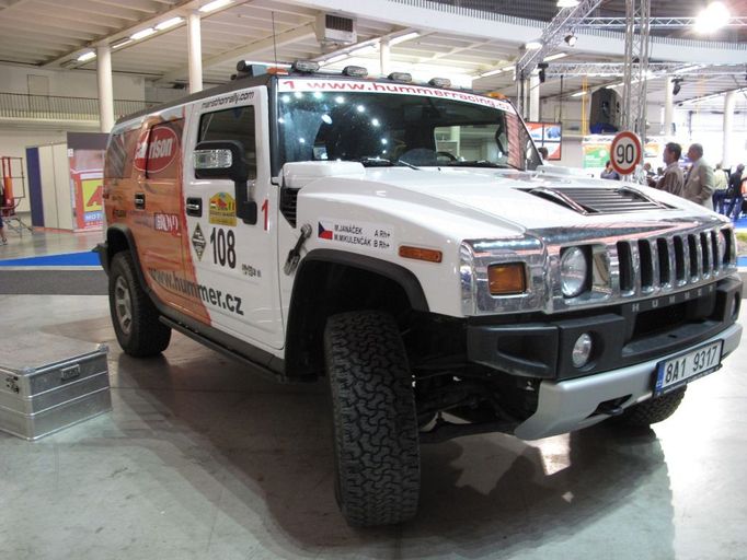 Hummer byl letos k vidění pouze na stánku Dakar teamu. Vlastní stánek značka neměla.