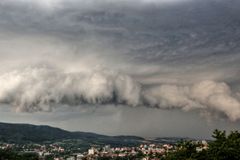 Silné bouřky postupují republikou, na Žďársku hrozí povodně, v Blansku odklízeli spadlé stromy