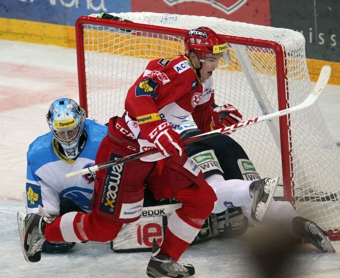 Tomáš Hertl doklepl puk za záda Mazance a otevřel skóre zápasu Slavia - Plzeň v prvním semifinále extraligy.