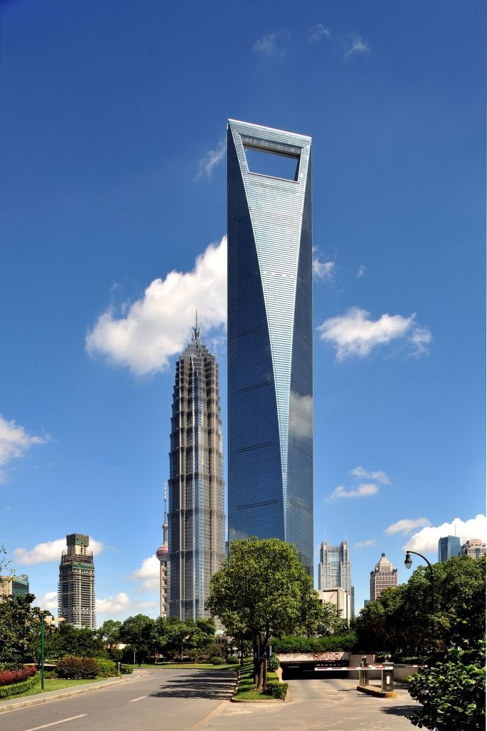 Země: Čína  Výška: 494 metrů  Hotel Hyatt Shanghai v Číně zabírá 79. až 93. poschodí jedné z nejvyšších budov světa Shanghai World Financial Center. Tento 494 metrů vysoký mrakodrap připomíná samostatné město. Kromě hotelu se zde nachází také nákupní centrum, restaurace, kanceláře a vyhlídkové plošiny. Místní pokoje mají vyhřívané podlahy i soukromé vířivky.