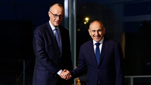 Arménský premiér Pašinjan (vpravo) se v úterý setkal v Berlíně s německým prezidentem Frankem-Walterem Steinmeierem a posléze i s kancléřem Friedrichem Merzem (vlevo).