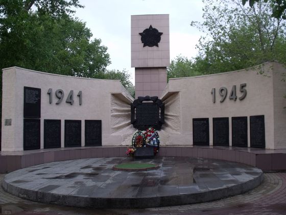Pomník 54 československým legionářům byl v roce 1985 zbourán a na jeho místě vznikl pomník občanům města, kteří zahynuli v boji s nacismem.