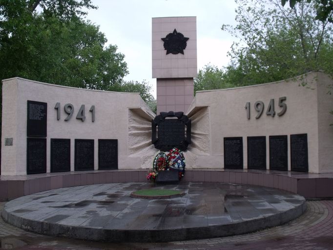 Pomník 54 čs. legionářům, kteří osvobodili Kurgan o rudého teroru, byl v roce 1985 zbourán a na jeho místě vznikl pomník občanům města, kteří zahynuli v boji s nacismem.