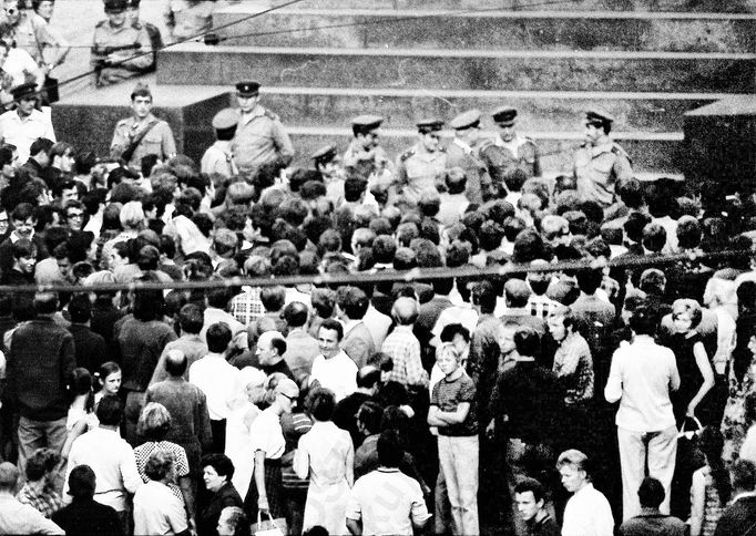 Fotoreprodukce dobového policejního vyšetřovacího spisu k srpnovým událostem v roce 1969.