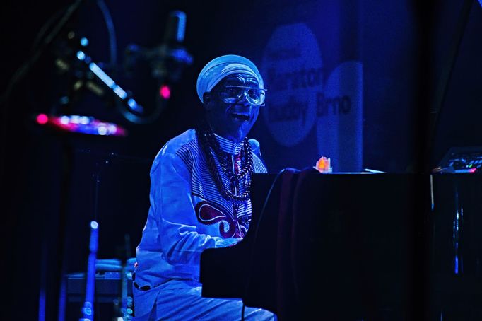 Na snímku je klavírista Omar Sosa v Sono Centru.