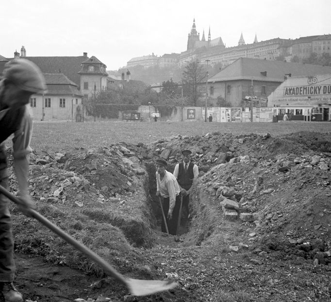 Kopání zákopů v Praze na Klárově (vpravo bývalý Akademický dům). 29.09.1938 .