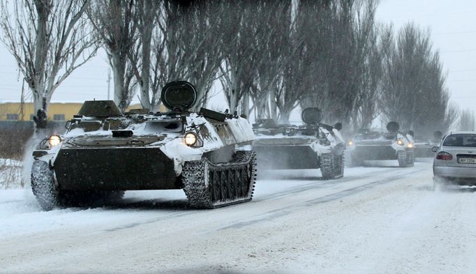 Neoznačená vojenská technika v Donbasu na východě Ukrajiny. Fotografie byly pořízeny na území kontrolovaném separatisty.