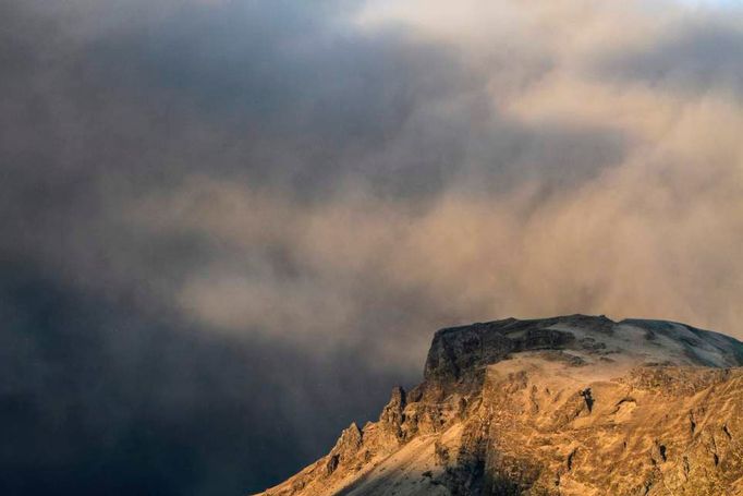 Podle meteorologů sice aktivita vulkánu polevuje, ale i tak chrlí další a další popel.