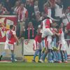 Semifinále MOL Cupu 2018/19, Slavia - Sparta: Fotbalisté Slavie oslavují gól na 2:0.