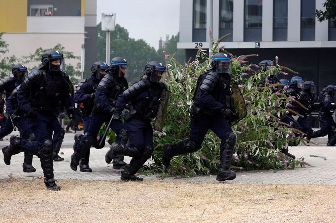 Protest ve Francii po smrti 17letého Nahela.