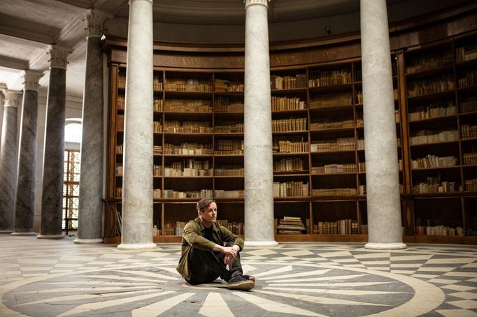 Kapela Chinaski natočila videoklip ke své písni Bylo nebylo v knihovně zámku Kačina.