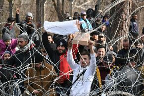 Zpravodaj CNN v Řecku: Turci běžencům radí, jak stříhat plot. Krize se ale uklidňuje