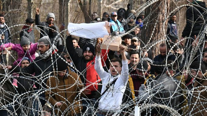 Drama na řecko-turecké hranici. Fotografie ukazují tábory migrantů i střety s policií
