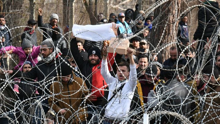 Zpravodaj CNN v Řecku: Turci běžencům radí, jak stříhat plot. Krize se ale uklidňuje