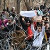 Migranti na řecko-turecké hranici.