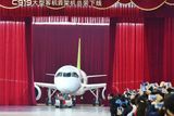 COMAC už na svůj letoun získal 517 zakázek, hlavně od domácích leteckých společností. Letadlo bude soutěžit s modely Boeing 737 a Airbus A320, které tvoří více než polovinu letadel používaných čínskými aeroliniemi. Nový stroj nyní projde pozemním testováním.