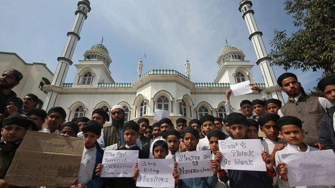 Vyznavači islámu na Novém Zélandu po masakru v mešitách: Zastavte vraždění muslimů.