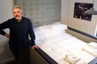 Umělec navrhl hotelový pokoj, v němž se skoro nedá bydlet. Nedovírají ani dveře na WC