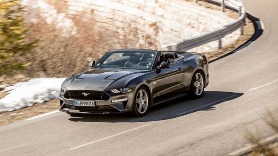 Modernizovaný Mustang v galerii: Změnilo se mnohem víc než jen příď se světly. Má vynikající automat