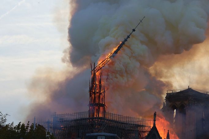 Požár katedrály Notre-Dame v Paříži, 15. dubna 2019, zničil střechu a věž. Na snímku je zachyceno zhroucení hořící věže.