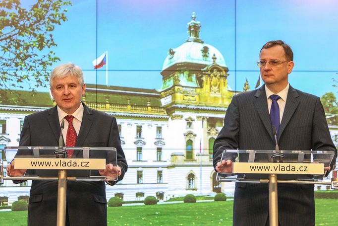 Ten, co přichází a ten, co odešel. Rusnok a Nečas během předávání Strakovy akademie.