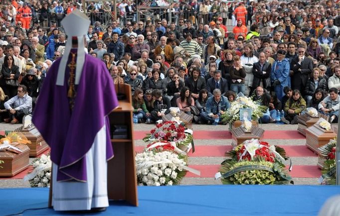 Vatikánský sekretář Tarcisio Bertone slouží mši během hromadného rozloučení s oběťmi zemětřesení.