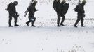 South Korean soldiers march during their military drills near the demilitarized zone separating North Korea from South Korea, in Paju, north of Seoul February 12, 2013. North Korea conducted its third nuclear test on Tuesday in defiance of U.N. resolutions, angering the United States and Japan and prompting its only major ally, China, to call for calm. REUTERS/Lee Jae-Won (SOUTH KOREA - Tags: MILITARY POLITICS) Published: Úno. 12, 2013, 9:36 dop.