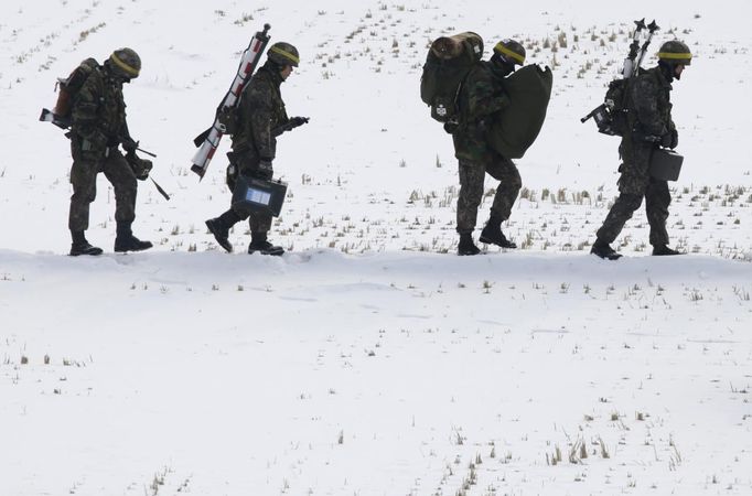 South Korean soldiers march during their military drills near the demilitarized zone separating North Korea from South Korea, in Paju, north of Seoul February 12, 2013. North Korea conducted its third nuclear test on Tuesday in defiance of U.N. resolutions, angering the United States and Japan and prompting its only major ally, China, to call for calm. REUTERS/Lee Jae-Won (SOUTH KOREA - Tags: MILITARY POLITICS) Published: Úno. 12, 2013, 9:36 dop.