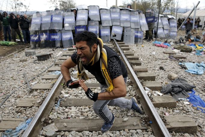 Migrant před kordonem makedonských policistů u Eidomeni.