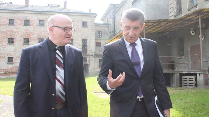 Ministr financí Andrej Babiš a ministr kultury Daniel Herman v bývalé věznici v Uherském Hradišti