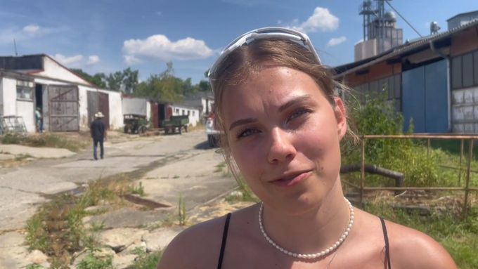 Klaudie Mošťková mluví o svém vztahu ke koním i k dědovi, který který ji přivedl k lásce ke koním.