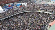 Stockholmský "Václavák", tedy náměstí Sergels Torg, zaplnily desítky tisíc fanoušků