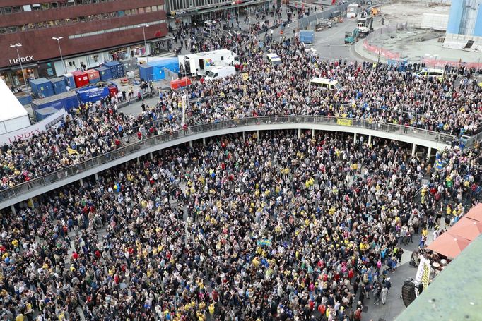 Náměstí Sergels Torg zaplnily desítky tisíc fanoušků