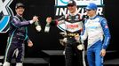 Romain Grosjean, Rinus VeeKay a Álex Palou na stupních vítězů závodu IndyCar Grand Prix of Indianapolis 2021