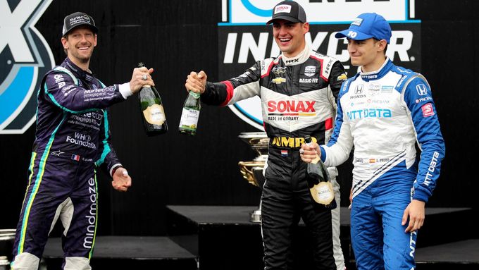 Romain Grosjean, Rinus VeeKay a Álex Palou na stupních vítězů závodu IndyCar Grand Prix of Indianapolis 2021