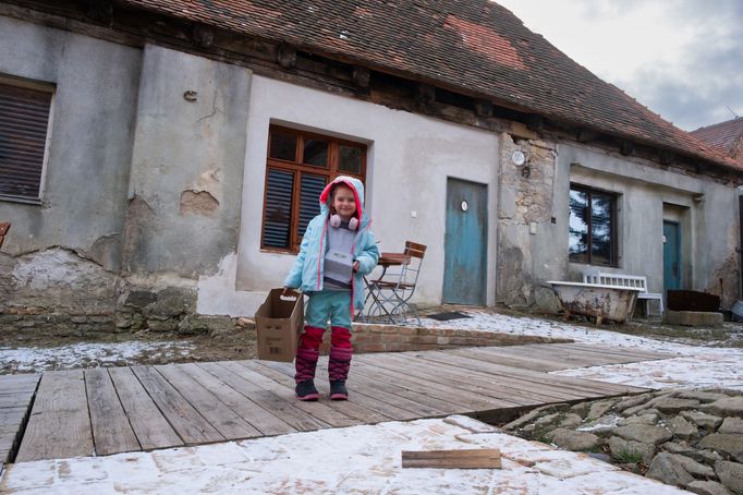 Konopáčovi mají dvě dcery ve věku pěti let a jeden a půl roku. Většinu života tráví s rodiči na statku.