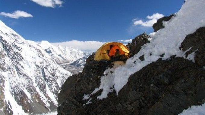 Čeští horolezci ve druhém výškovém táboře na K2.
