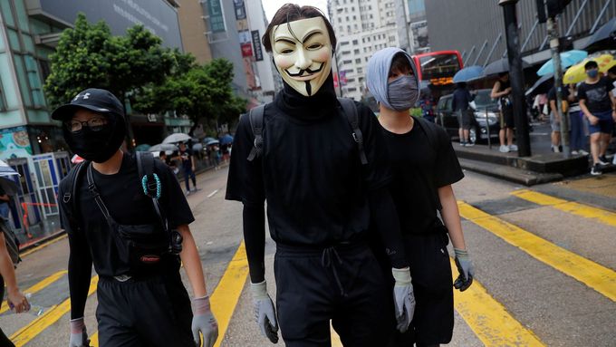 Demonstranti v Hongkongu vyrážejí do ulic převážně v černém oblečení.