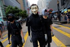 Čína zakázala export černého oblečení do Hongkongu. Nosí ho demonstranti