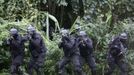 Members of the Brazilian Navy take part in an exhibition showcasing their operational capacity to combat terrorist attacks and riots, ahead of the FIFA Confederations Cup and World Youth Day in Rio de Janeiro May 27, 2013. REUTERS/Ricardo Moraes (BRAZIL - Tags: MILITARY SPORT SOCCER CIVIL UNREST) Published: Kvě. 27, 2013, 9:14 odp.