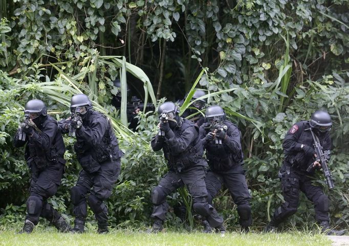 Members of the Brazilian Navy take part in an exhibition showcasing their operational capacity to combat terrorist attacks and riots, ahead of the FIFA Confederations Cup and World Youth Day in Rio de Janeiro May 27, 2013. REUTERS/Ricardo Moraes (BRAZIL - Tags: MILITARY SPORT SOCCER CIVIL UNREST) Published: Kvě. 27, 2013, 9:14 odp.