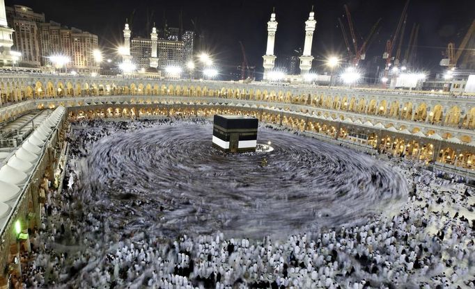 Muslim pilgrims circle the Kaaba and pray at the Grand mosque during the annual haj pilgrimage in the holy city of Mecca October 23, 2012, ahead of Eid al-Adha which marks the end of haj. On October 25, the day of Arafat, millions of Muslim pilgrims will stand in prayer on Mount Arafat near Mecca at the peak of the annual pilgrimage. REUTERS/Amr Abdallah Dalsh (SAUDI ARABIA - Tags: RELIGION) Published: Říj. 24, 2012, 1:01 dop.