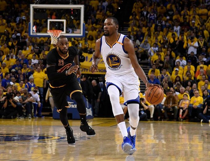 Kevin Durant uniká LeBronu Jamesovi ve finále NBA