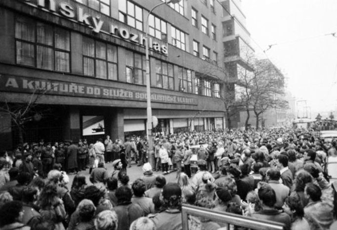 Na rozhlas Čechoslováci nezapomněli ani během listopadové revoluce 1989. Před budovou Československého rozhlasu na Vinohradech se konala 21. listopadu. demonstrace